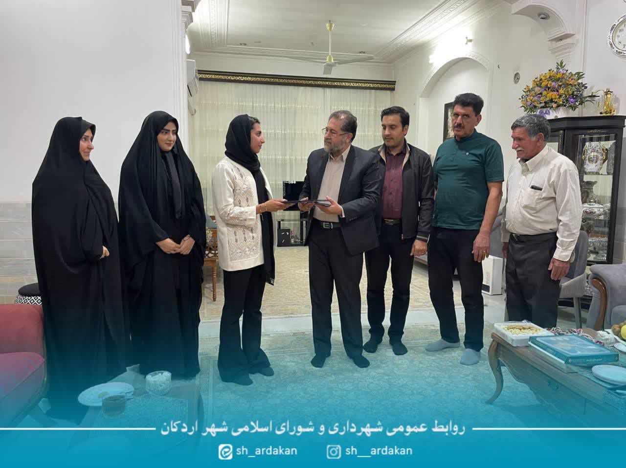 🔹دیدار شهردار و اعضای شورای اسلامی شهر اردکان با بانوی افتخارآفرین اردکانی